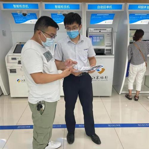 张贴宣传海报,发放宣传手册,现场答疑互动等方式,接受群众法律咨询,向